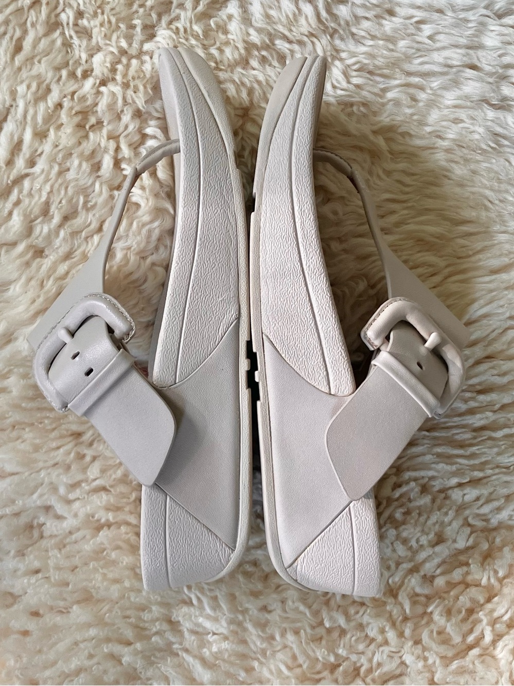 NWT  FitFlop Lulu Covered Buckle Leather Adjustable Toe Post Sandals in Stone 6 - Picture 12 of 16